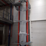 Vertical conveyor for medium sized products
